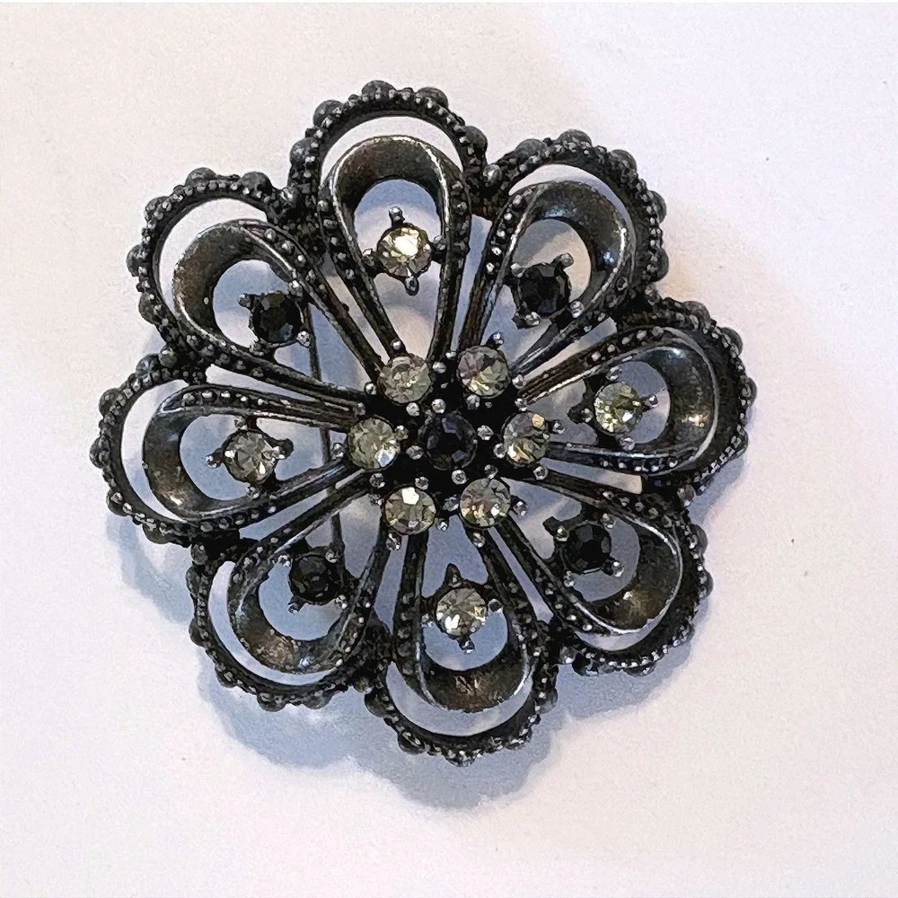 Vintage Style Gunmetal Filigree Flower Brooch Grey Clear Rhinestone Floral Pin‎